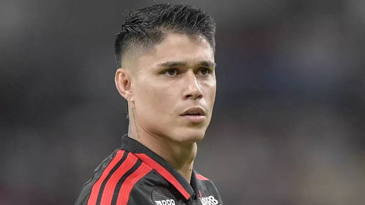 Luiz Araújo responde a torcedor durante live enquanto Flamengo se prepara para o clássico.