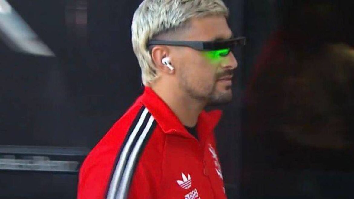 Arrascaeta utiliza o Circádia, dispositivo de fototerapia, na vitória do Flamengo.