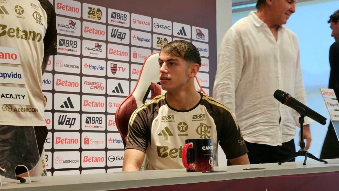 Flamengo apresenta Joaquín Freitas, e atacante foca na Libertadores pelo clube.