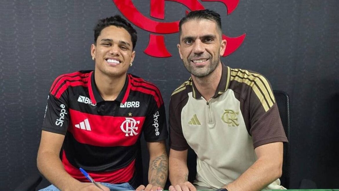 Flamengo confirma a contratação do atacante Juliano Viana por um período de três anos.