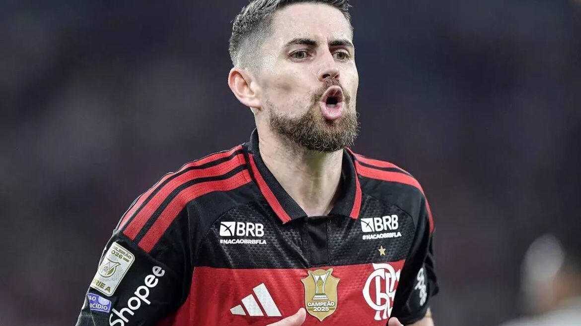 Jorginho afirma que a falta de padronização nos gramados prejudica o desempenho e intensifica a pressão sobre o Flamengo.
