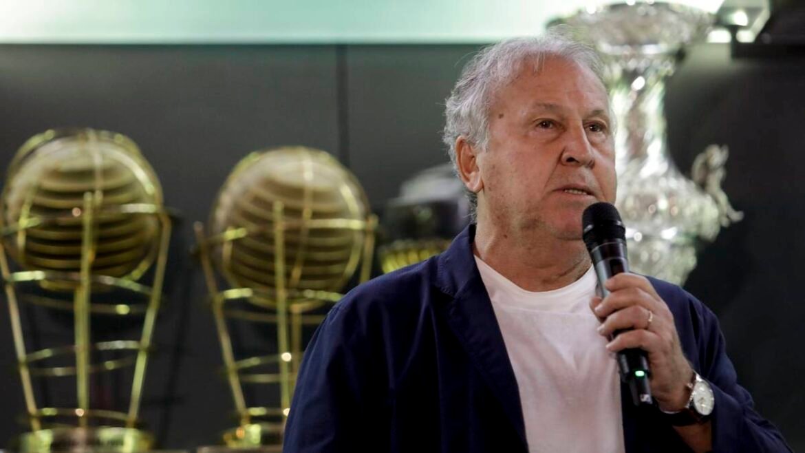 Zico é agraciado com o título de Doutor Honoris Causa pela Universidade Cândido Mendes em 9 de setembro.